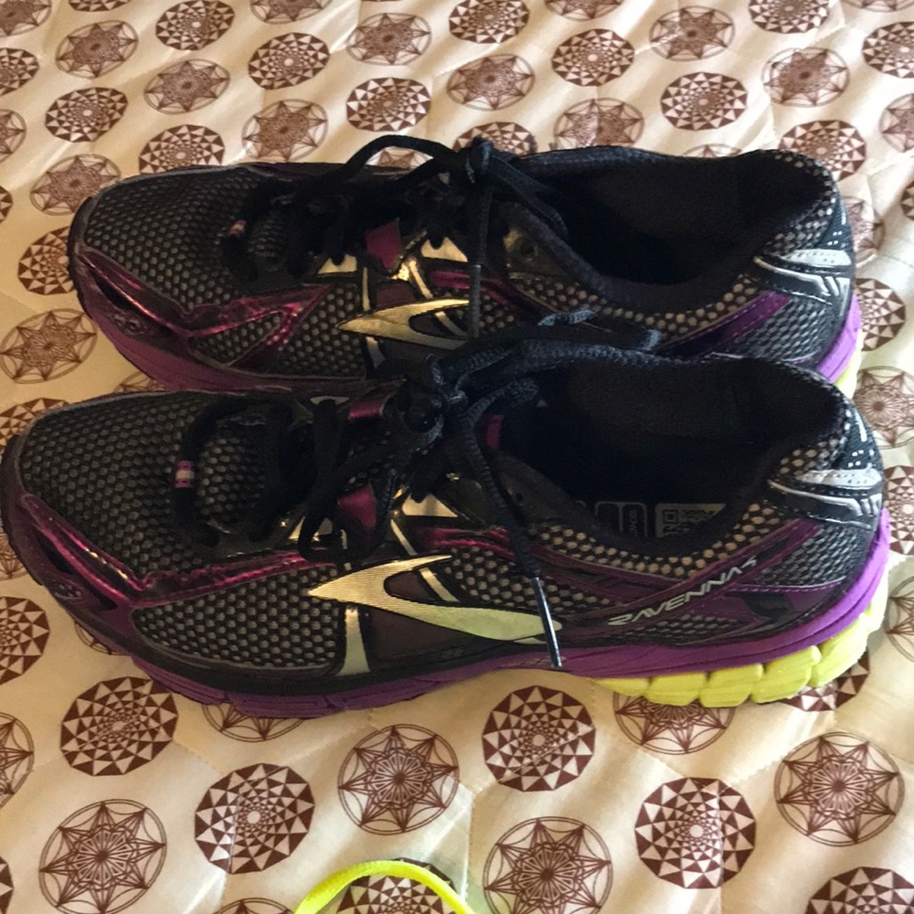 Brooks Ravenna running shoes with extra laces. Size 8.5 women’s.